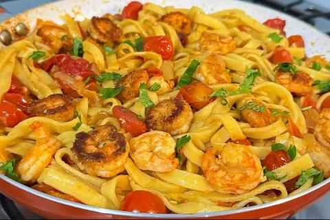 Macarrão ao molho de camarão super cremoso e muito bem tempe
