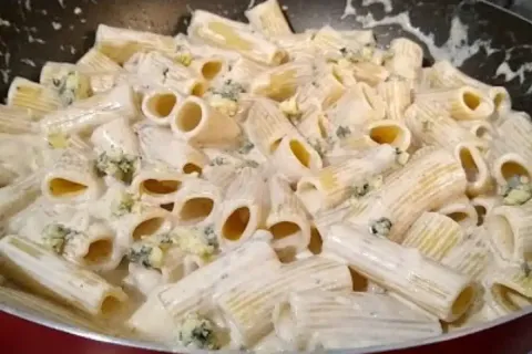 Macarrão ao molho de queijo extremamente cremoso e bem tempe
