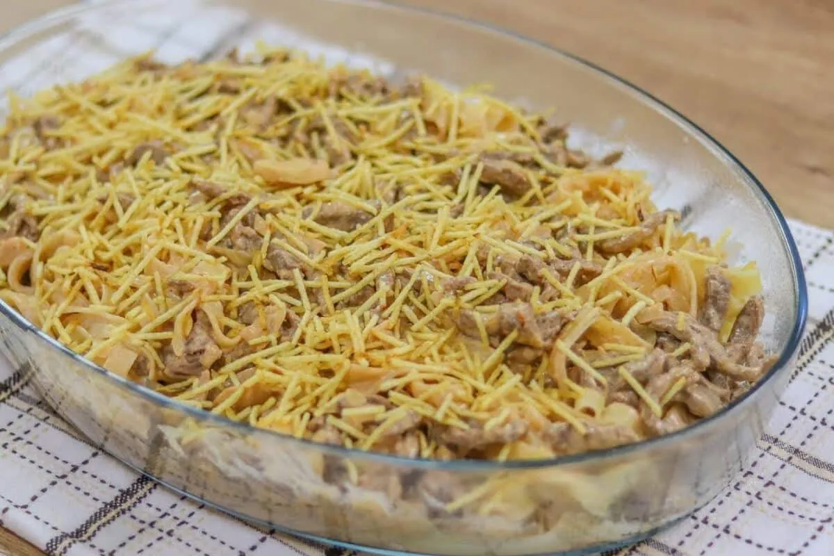 Macarrão ao molho de strogonoff de carne, uma combinação per