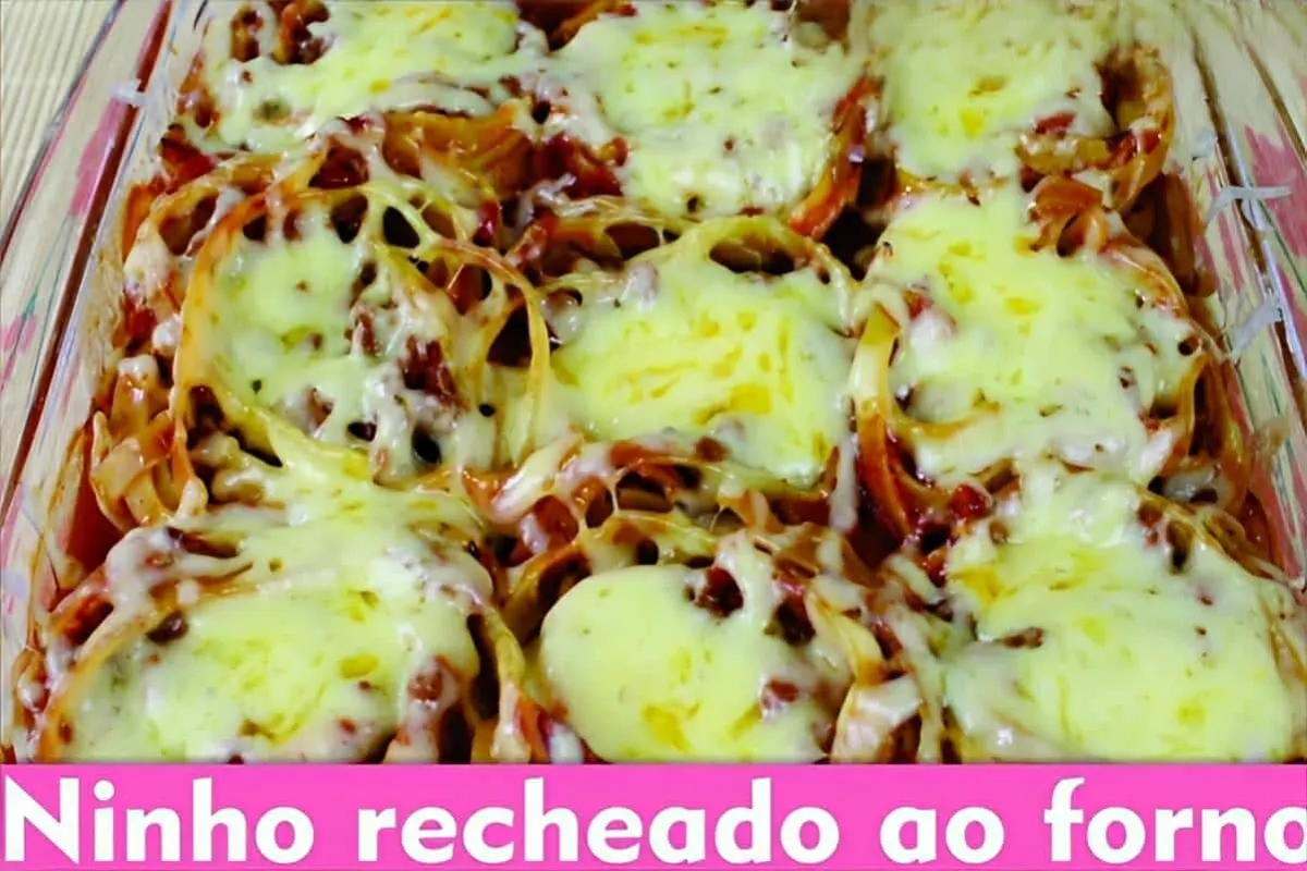 Macarrão assado recheado ou macarrão ao forno o macarrão mai