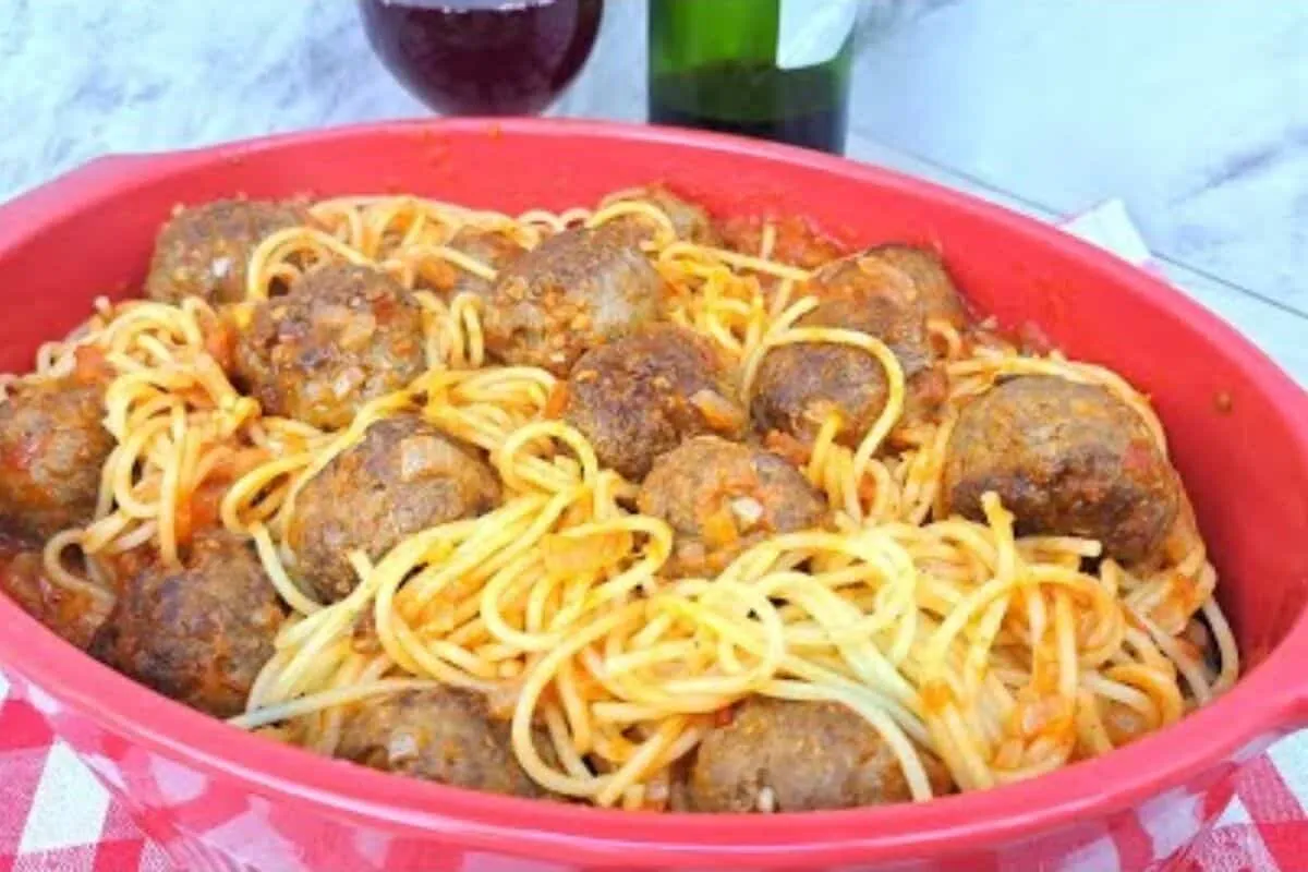 Macarrão com almôndegas ao molho de tomate encorpado, uma re