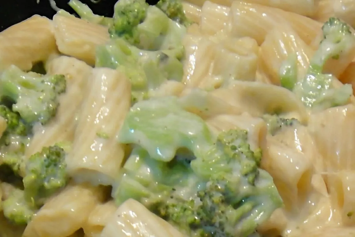 Macarrão com brócolis cremoso receita de restaurante fácil e