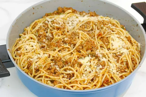 Macarrão com carne moída rápido perfeito para o almoço em qu