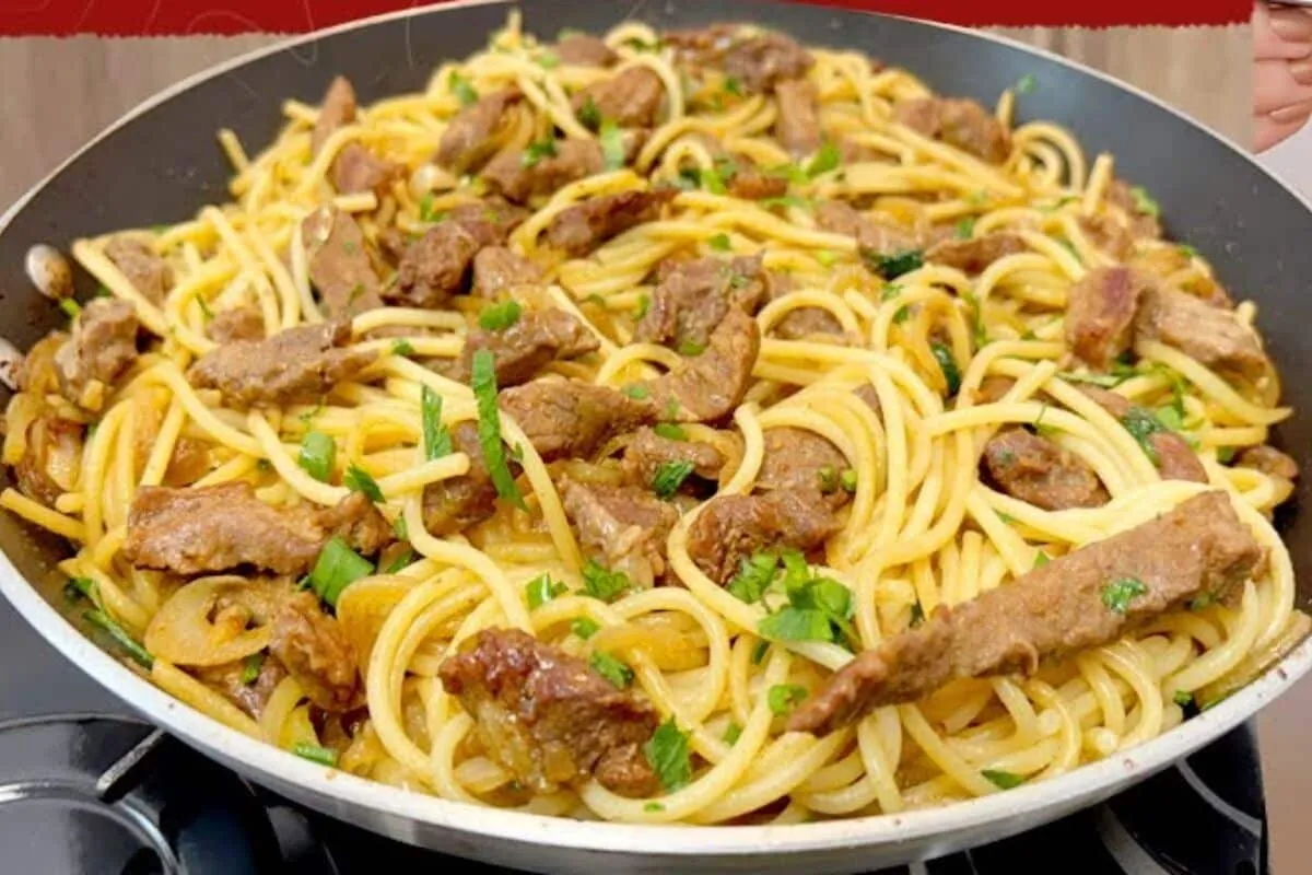 Macarrão com carne que é rápido, tem um molho encorpado e su