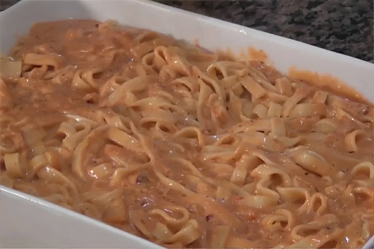 Macarrão com creme de leite e molho de tomate perfeito para
