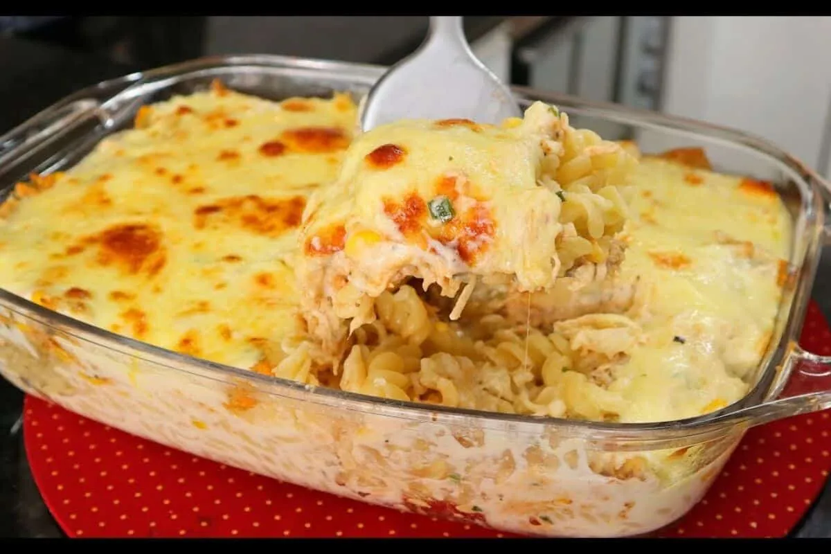 Macarrão com frango ao molho branco simples e fácil, um almo