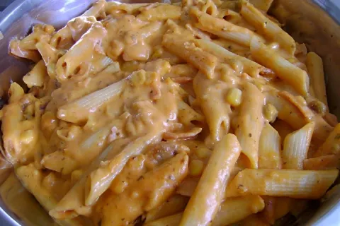 Macarrão com frango e creme de leite um prato barato e gosto