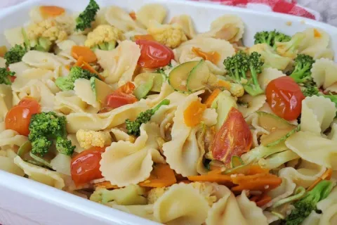 Macarrão com legumes, prático, rápido e delicioso, uma refei