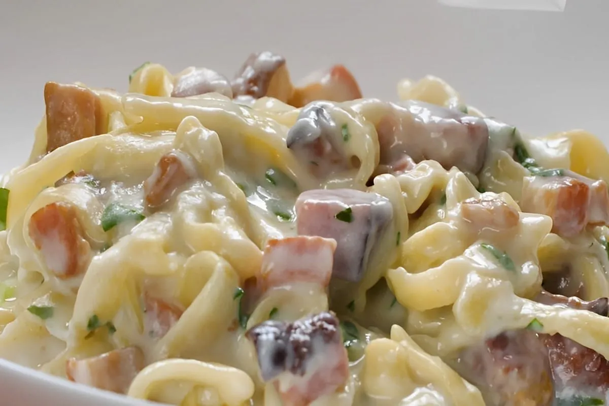 Macarrão com molho branco e bacon fácil e rápido para seu al