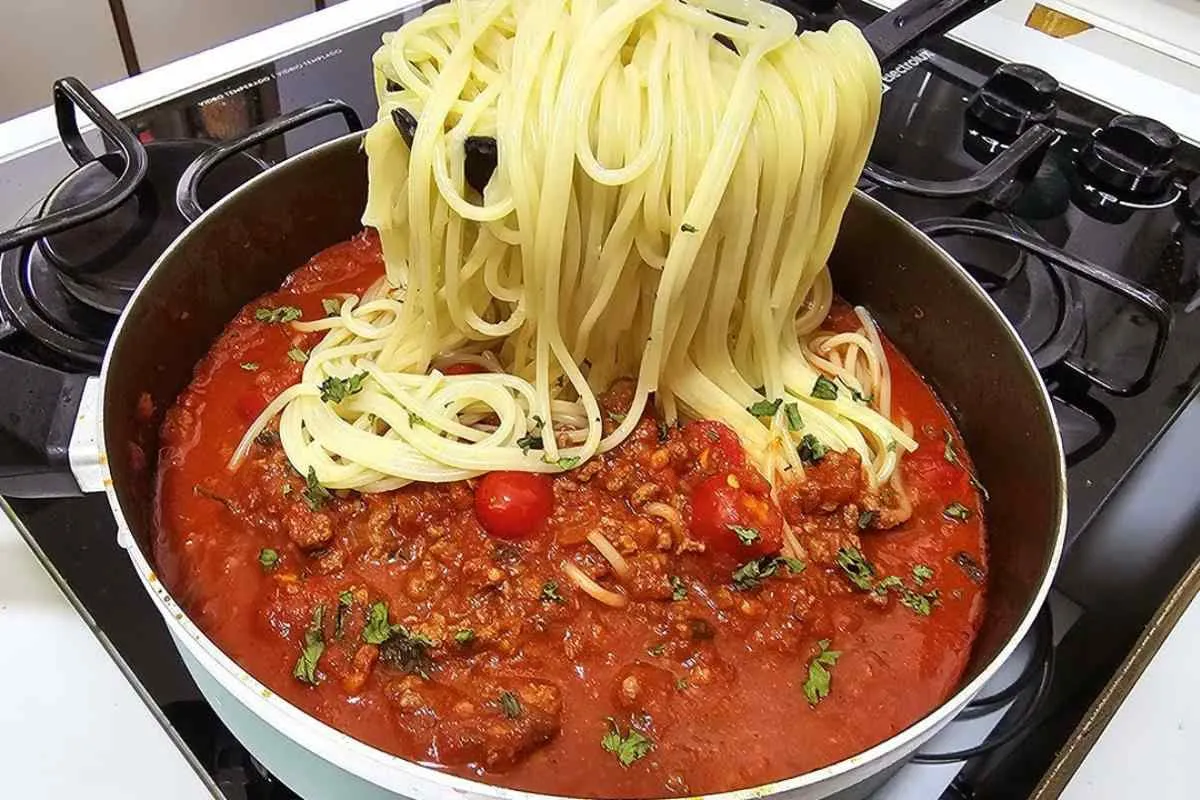 Macarrão com molho caseiro para fazer bem rapidinho para o a