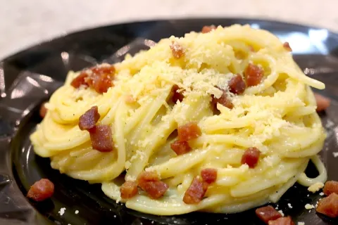 Macarrão com ovos e bacon ou macarrão à carbonara de um jeit