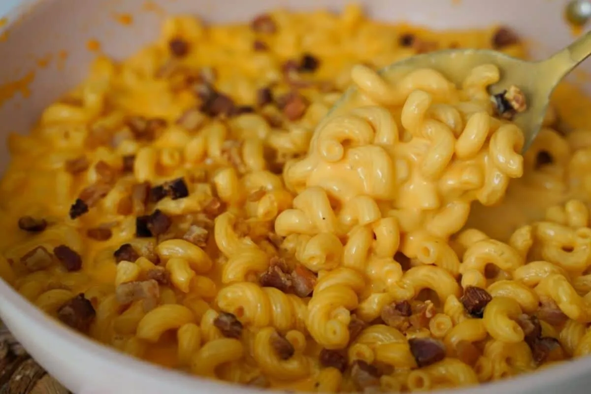 Macarrão com queijo cremoso no estilo americano que fica uma
