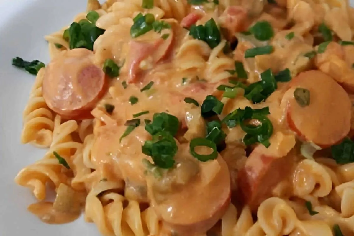Macarrão com salsicha cremoso um prato simples e fácil para