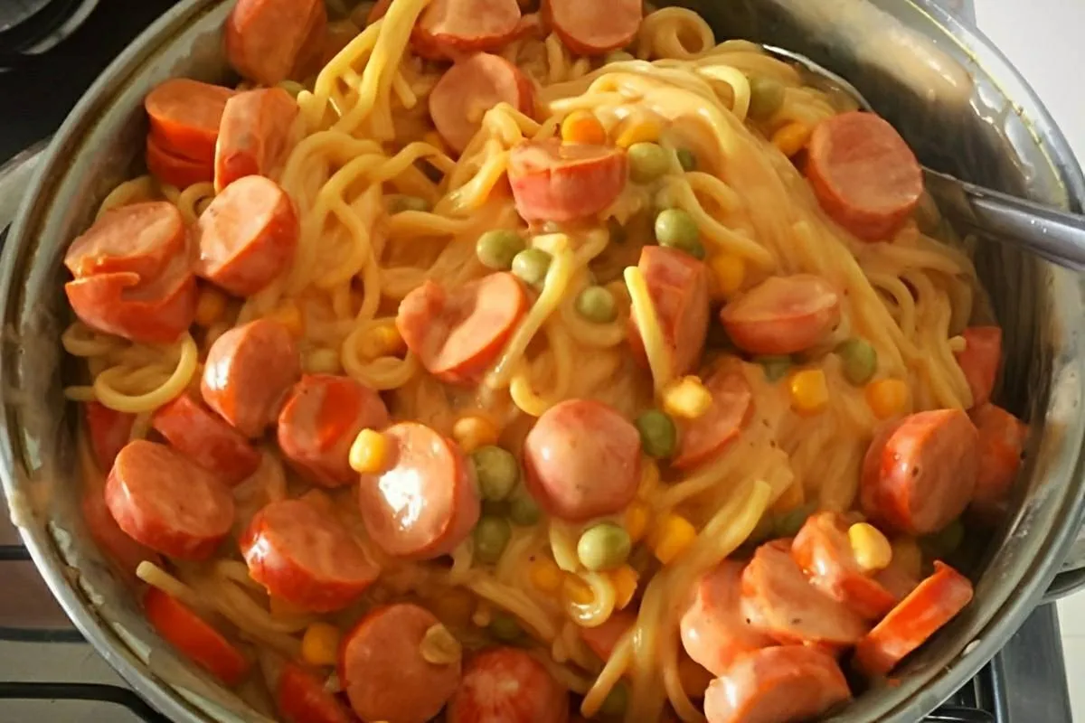 Macarrão com salsicha cremoso uma delícia que fica pronta em