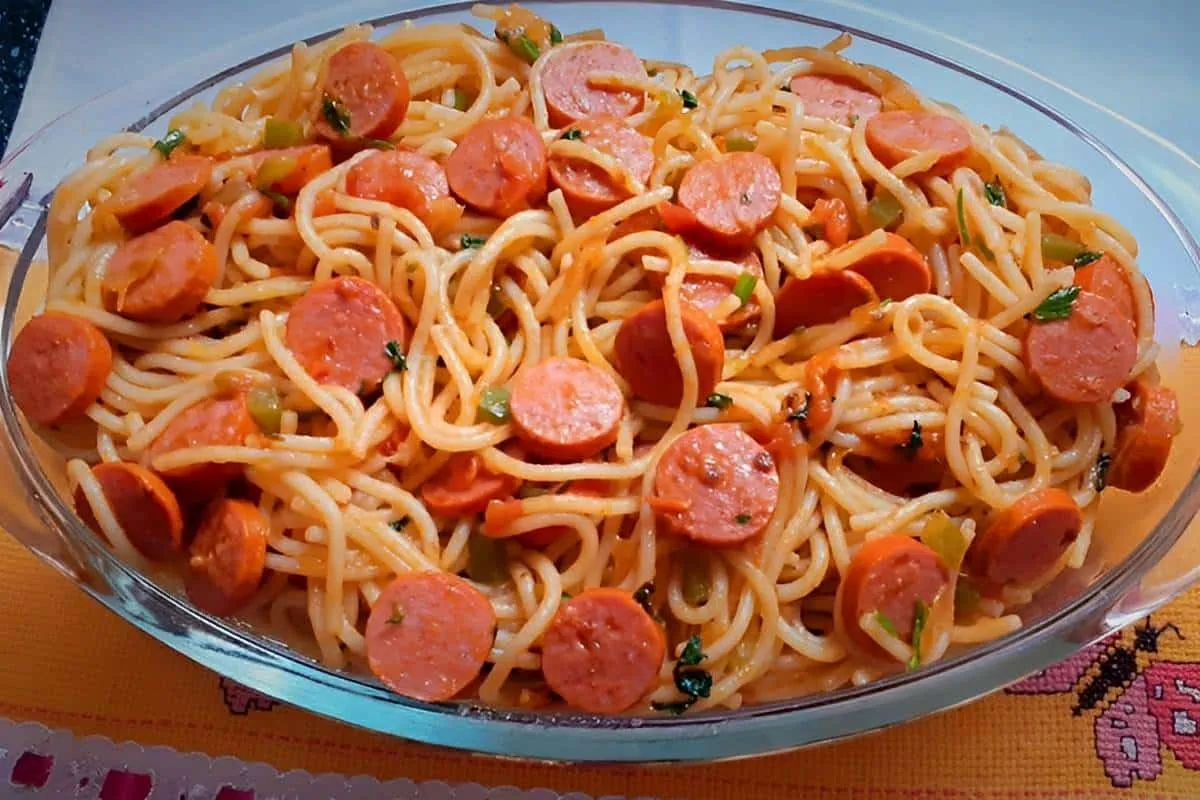 Macarrão com salsicha um almoço simples e prático para qualq
