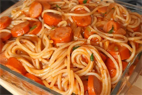 Macarrão com salsicha um prato fácil e barato de preparar le