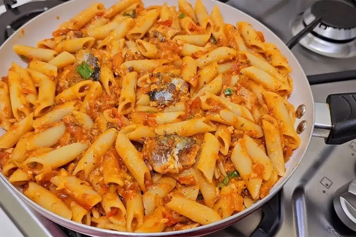 Macarrão com sardinha fácil e cremoso que me salva quando es