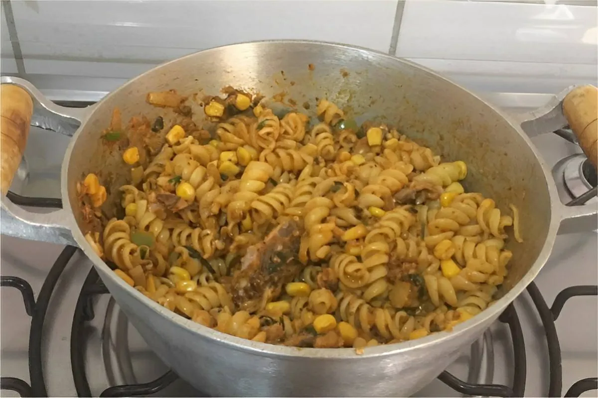 Macarrão com sardinha simples e fácil feito com  ingrediente