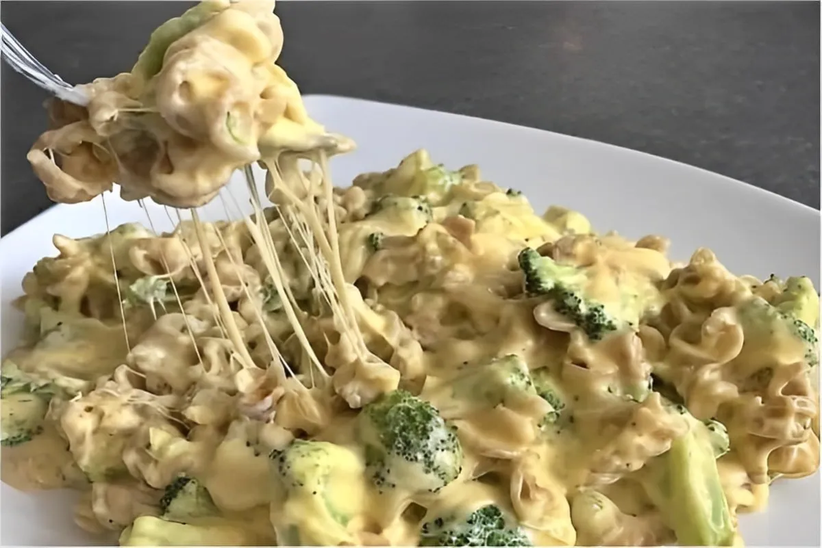 Macarrão cremoso com brócolis e bacon diferente e delicioso