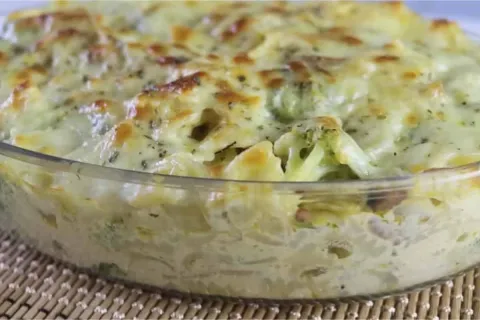 Macarrão cremoso com brócolis pronto em minutos e cheio de s