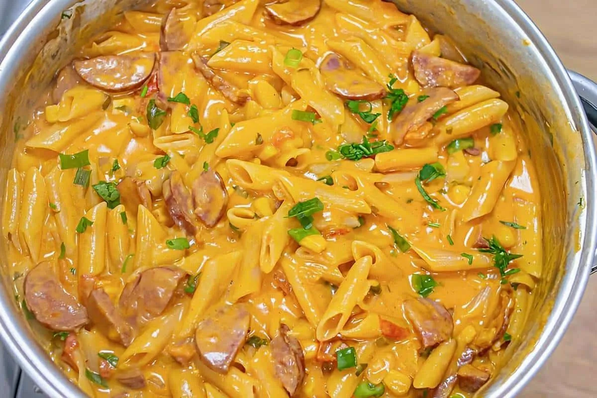 Macarrão cremoso com calabresa feito em uma panela só simple