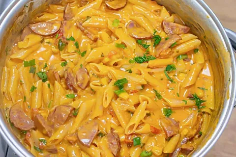 Macarrão cremoso com calabresa feito em uma panela só simple