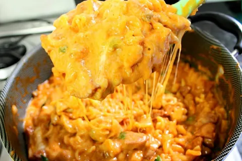Macarrão cremoso com calabresa pronto em minutos e feito em 