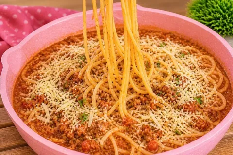 Macarrão cremoso com fraldinha e bacon feito de um jeito ráp