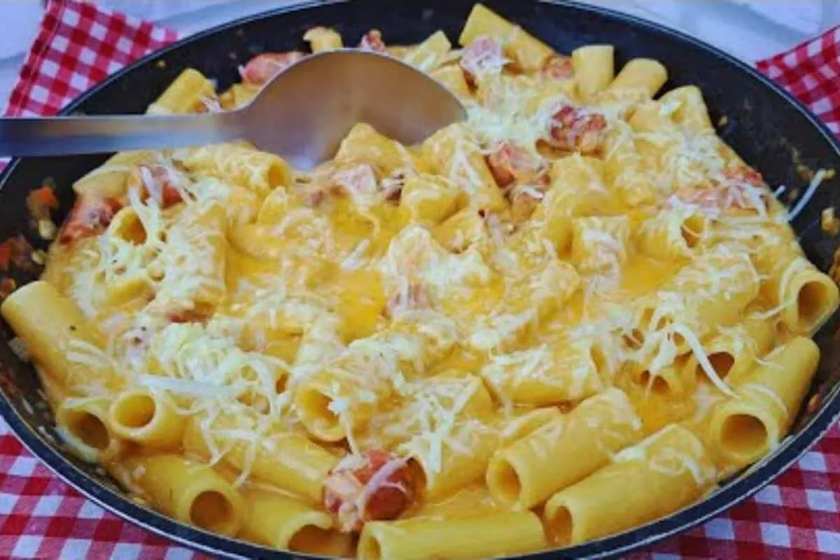 Macarrão cremoso com linguiça feito em uma só panela para um