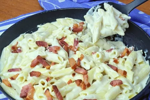 Macarrão cremoso com queijo e bacon para uma refeição rápida
