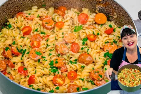 Macarrão cremoso com salsicha feito em uma panela só, para e