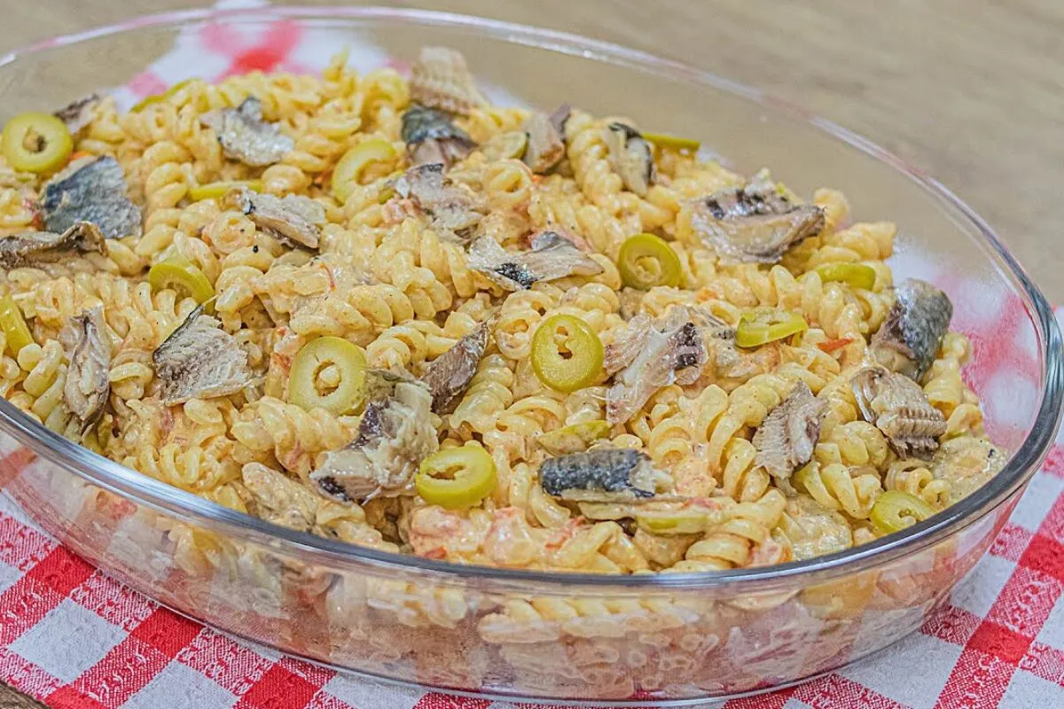Macarrão cremoso com sardinha feito em minutos, receita prát