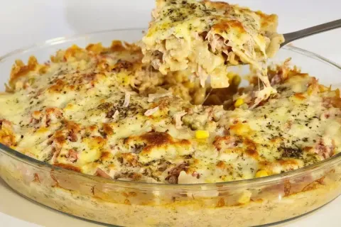 Macarrão cremoso de forno com queijo derretido e molho encor