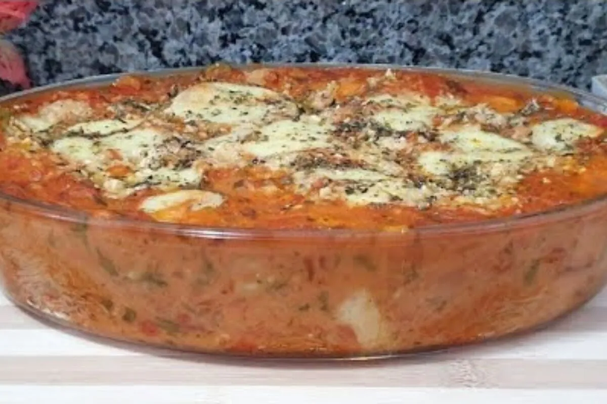 Macarrão cremoso de forno gratinado, um prato único perfeito