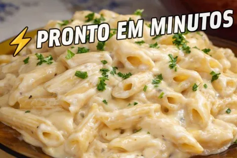 Macarrão cremoso estilo mac and cheese com bastante queijo d