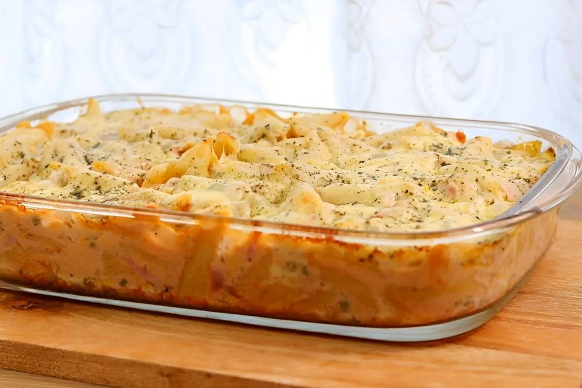 Macarrão cremoso no forno com presunto e queijo fácil de faz