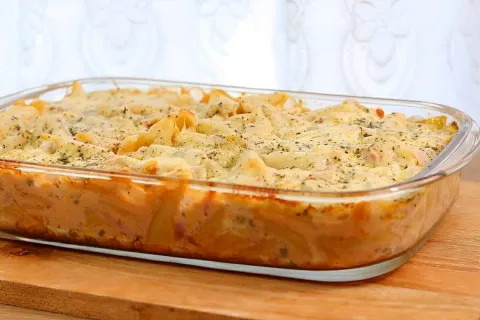 Macarrão cremoso no forno com presunto e queijo fácil de faz