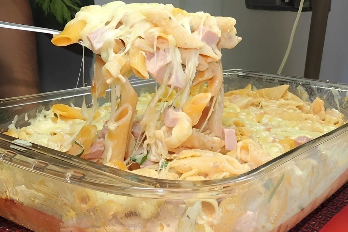 Macarrão cremoso no forno uma refeição completa fácil e prát