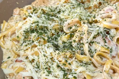 Macarrão cremoso para preparar em poucos minutos e garantir 