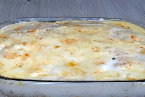 Macarrão de forno com frango e molho branco uma receita simp
