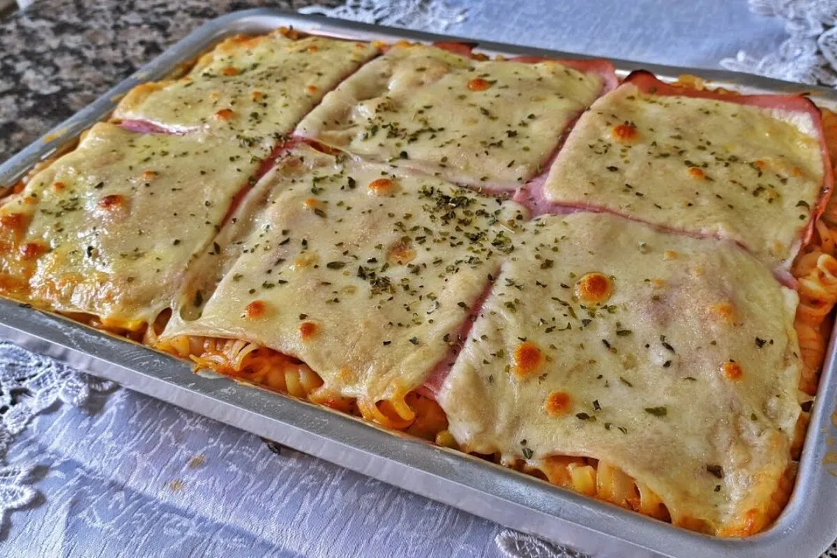 Macarrão de forno simples e gratinado que fica pronto rapidi