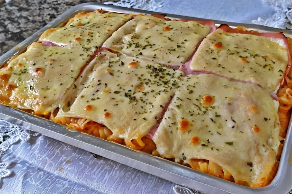 Macarrão de forno simples e prático uma refeição completa pa