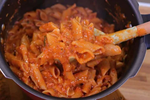 Macarrão de panela de pressão com molho cremoso: fica pronto