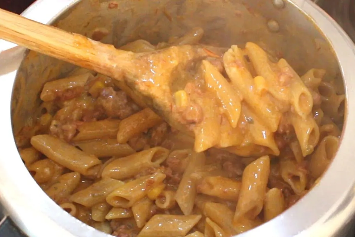 Macarrão de panela de pressão, uma refeição completa, rápida