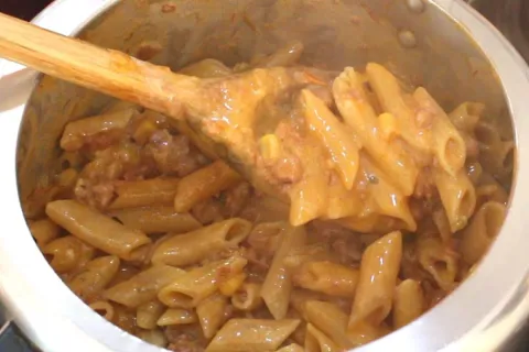 Macarrão de panela de pressão, uma refeição completa, rápida