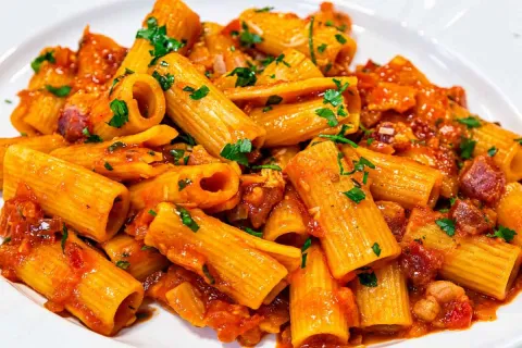 Macarrão de restaurante ao molho vermelho com bacon, para um