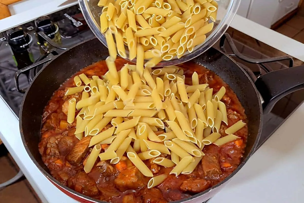 Macarrão de uma panela só com carne não suja a cozinha fica