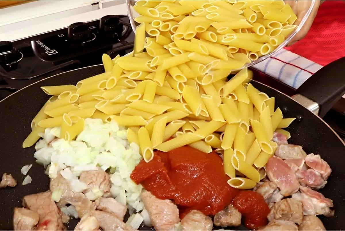 Macarrão diferente feito de um jeito prático em uma só panel