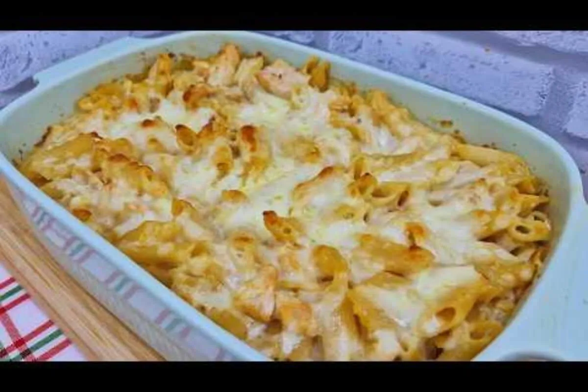 Macarrão gratinado com frango bem queijudo e com um molho di