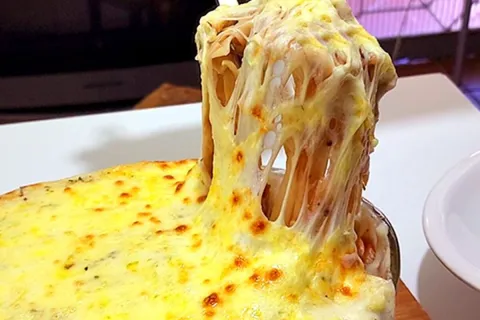 Macarrão gratinado cremoso: uma receita de forno simples de 